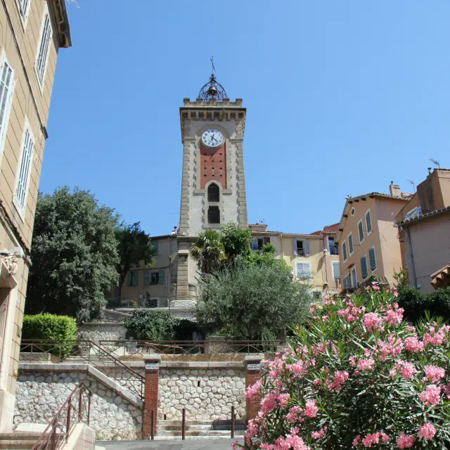 Tour de l'horloge dans la Vieille Ville d'Aubagne
