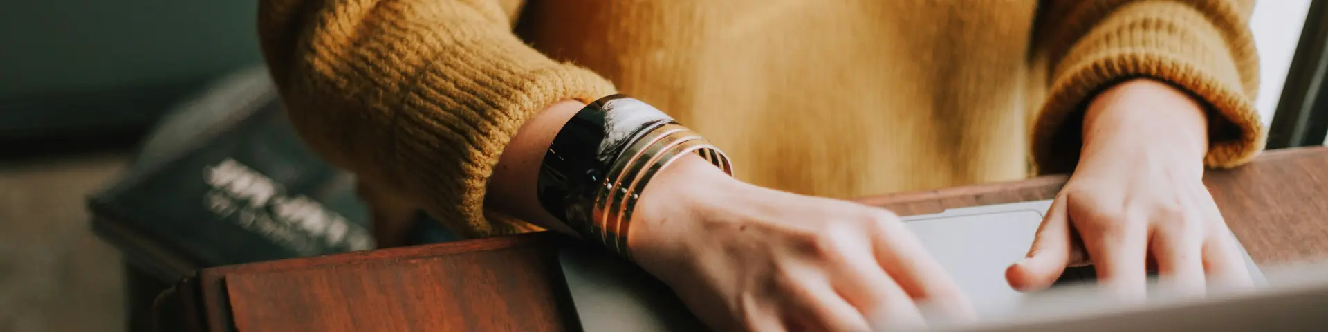 Personne Qui Travaille Sur Un Ordinateur