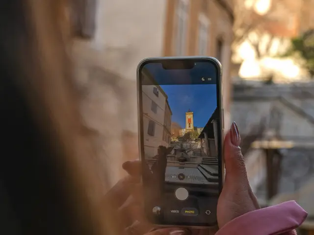 Personne prenant une photo de la tour de l'horloge