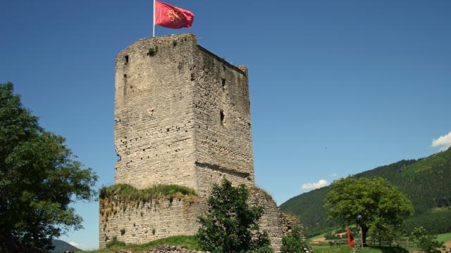 La Tour de Chanac, est un vestige du château des évêques de Mende. Visites guidées organisées en saison.