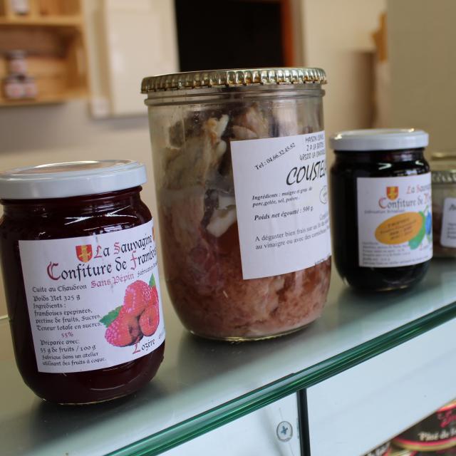 Produits artisanaux en vente en boutique au point Sublime, confiture, pâté et autres charcuteries en conserves