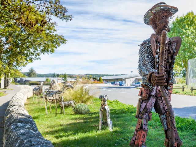Sculpture Lou Pastre (Le Berger) appelé Gédéon à l'entrée du Massegros sur le Causse de Sauveterre.