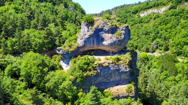 Sabot de Malepeyre, 30m-high rock overlooking the Urugne valley above the Gorges du Tarn golf course at La Canourgue.