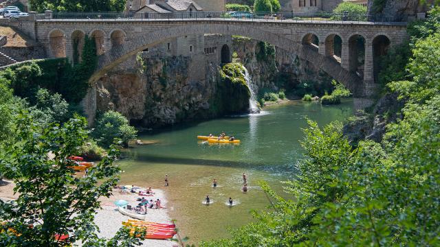Pont et cascade à Saint-Chely du Tarn dans les Gorges du Tarn