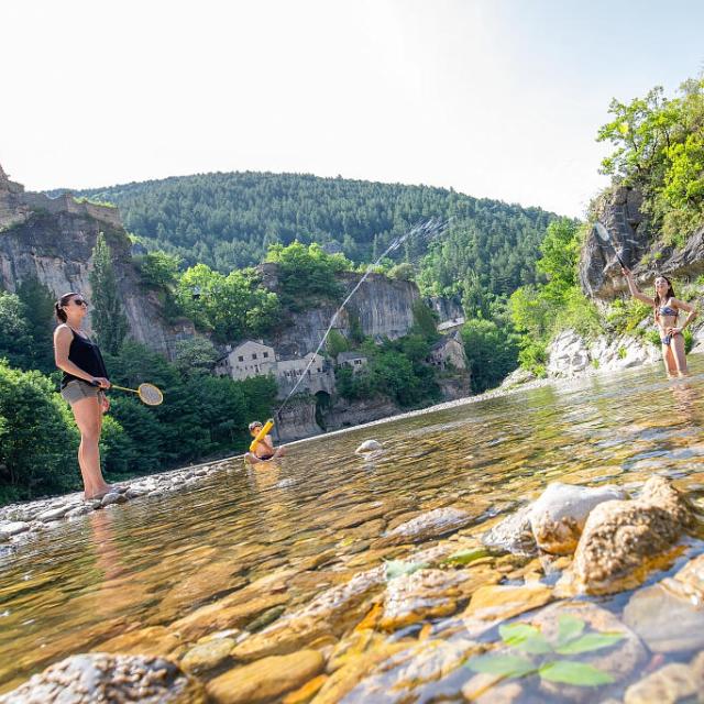 Jeux en bordure de rivière Castelbouc.