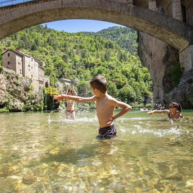 Bathing games family st chély du tarn river.