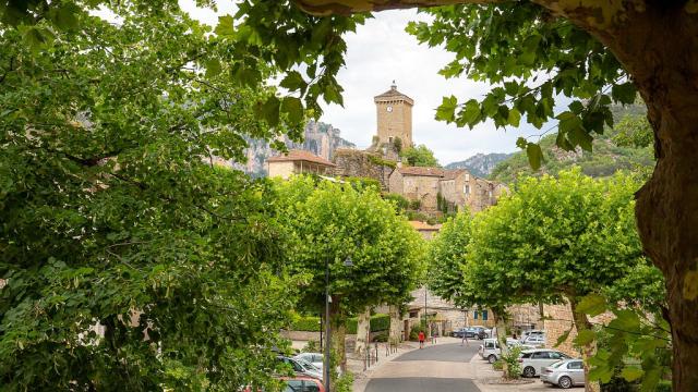 Village de Peyreleau dans les Gorges du Tarn et sa Tour carré