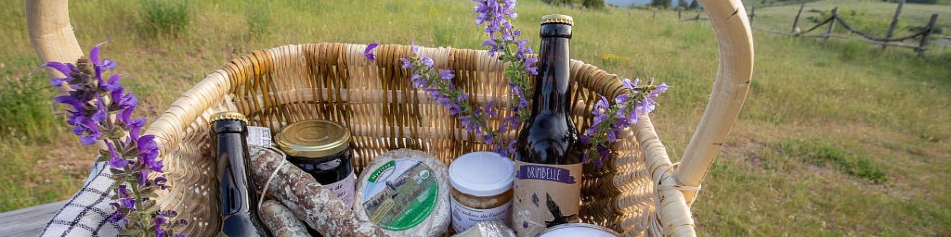 Panier de produits locaux, fromage , charcuterie, confiture et bière