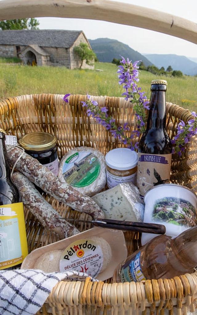 Panier de produits locaux, fromage , charcuterie, confiture et bière