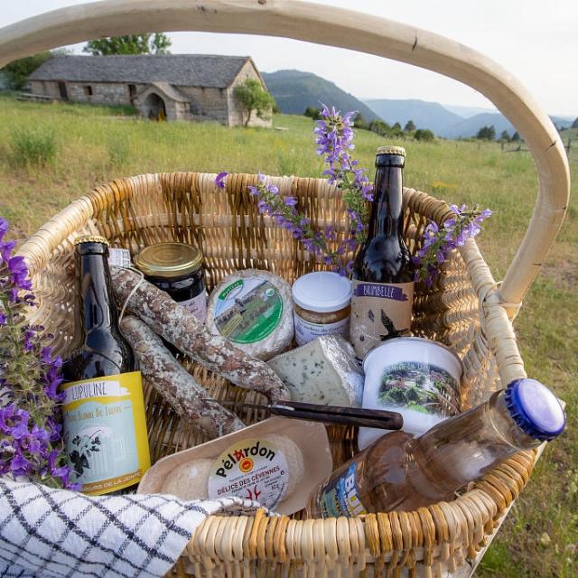 Panier de produits locaux, fromage , charcuterie, confiture et bière