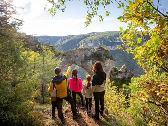 La Baousse del Biel, arche calcaire sur le circuit de randonnée en corniche du Causse Méjean avec vue sur les Gorges du Tarn.