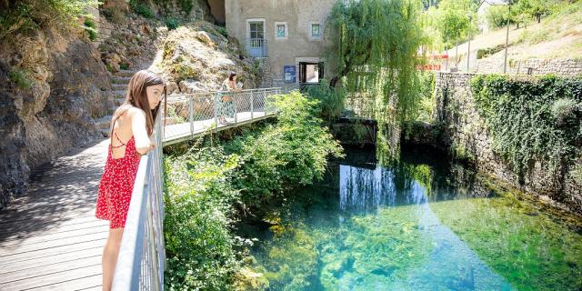 Une famille découvre la source de Burle dans le village de Sainte-Enimie, au coeur des Gorges du Tarn
