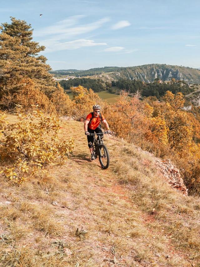 Electric mountain biking on the Causse in autumn