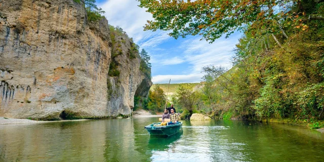 Découverte des Gorges du Tarn en barque en couple à l'automne