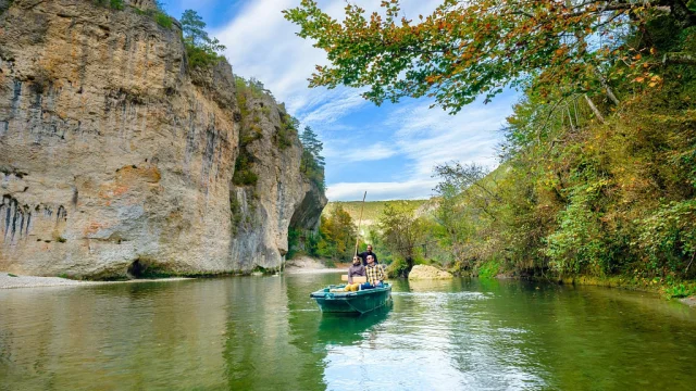 Découverte des Gorges du Tarn en barque en couple à l'automne