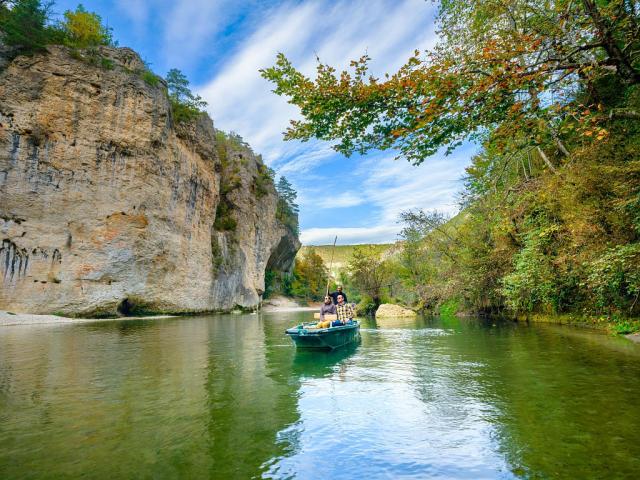 Discovering the Gorges du Tarn in a couple's boat in autumn