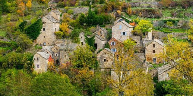 Ensemble de maison en pierre constituant le hameau de Hauterives dans les Gorges du Tarn