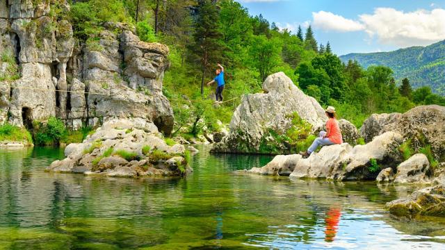 Slackline above the river in the Gorges du Tarn
