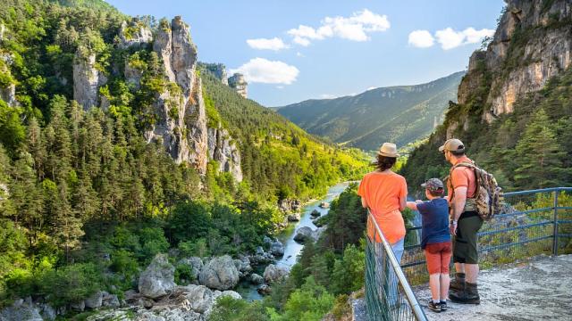 A family discovers the panoramic viewpoint over the Pas de Soucy canyon