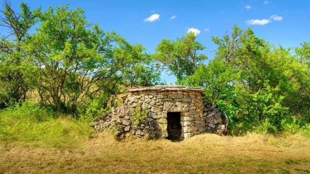 Une petite cabane en pierre sèche sur le causse Méjean