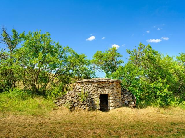 A small dry-stone hut on the Méjean plateau