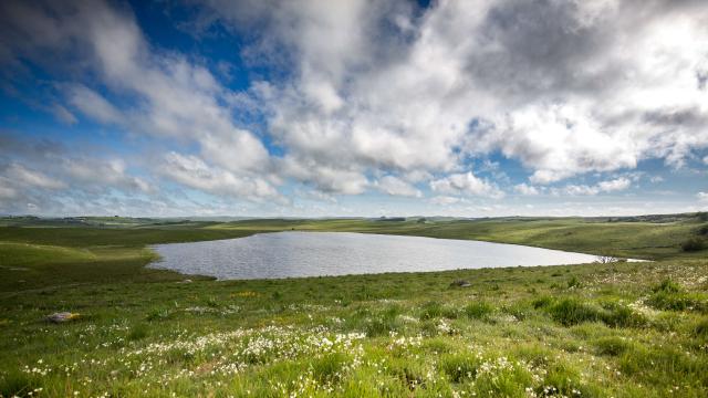 Lac De Saint Andeol et route des lacs sur l'Aubrac.