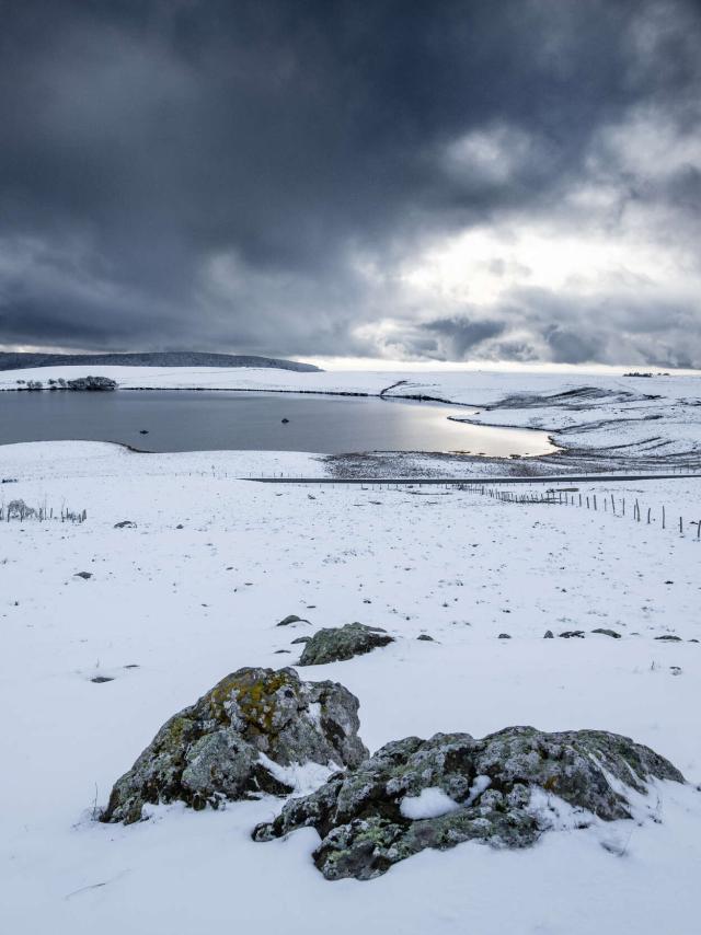 Lac Des Moines et neige sur l'Aubrac.