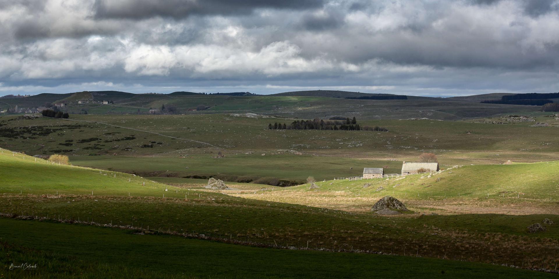 Burons Aubrac paysage printemps.