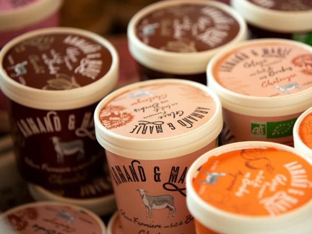 Glaces artisanales au lait de brebis. Ferme Armand et Marie, éleveurs de brebis à Hyelzas sur le Causse Méjean.