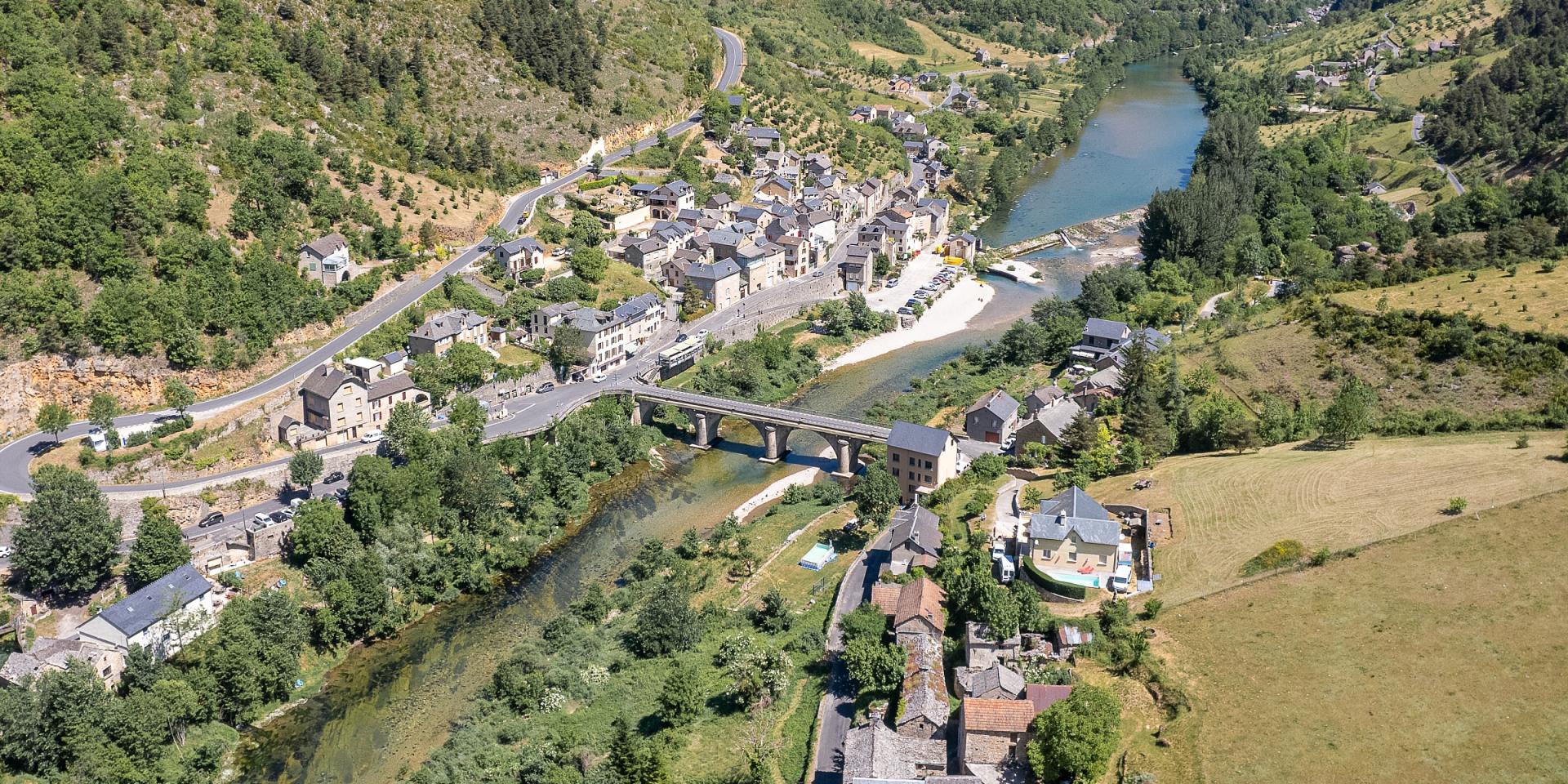 Les Vignes est un petit village traversé par le Tarn. Un pont permet de relier les deux parties du village.