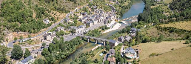 Les Vignes est un petit village traversé par le Tarn. Un pont permet de relier les deux parties du village.