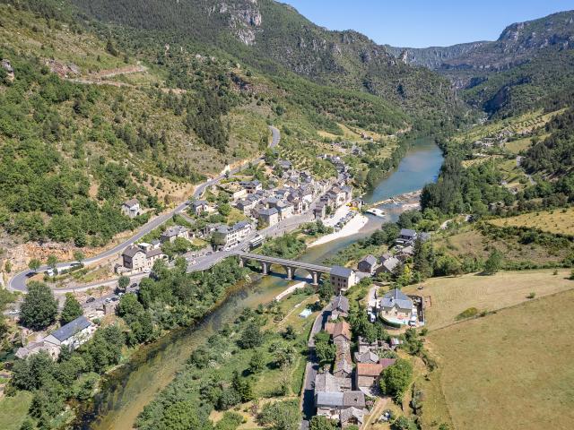 Les Vignes est un petit village traversé par le Tarn. Un pont permet de relier les deux parties du village.