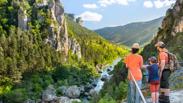 A family enjoying the Gorges du Tarn from Le Belvédère du pas de soucy, offering a magnificent view of the Tarn river.