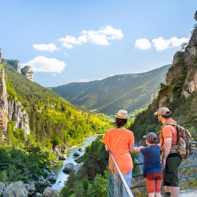 A family enjoying the Gorges du Tarn from Le Belvédère du pas de soucy, offering a magnificent view of the Tarn river.