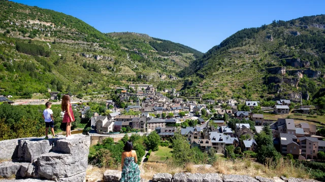 famille avec vue sainte enimie gorges du tarn