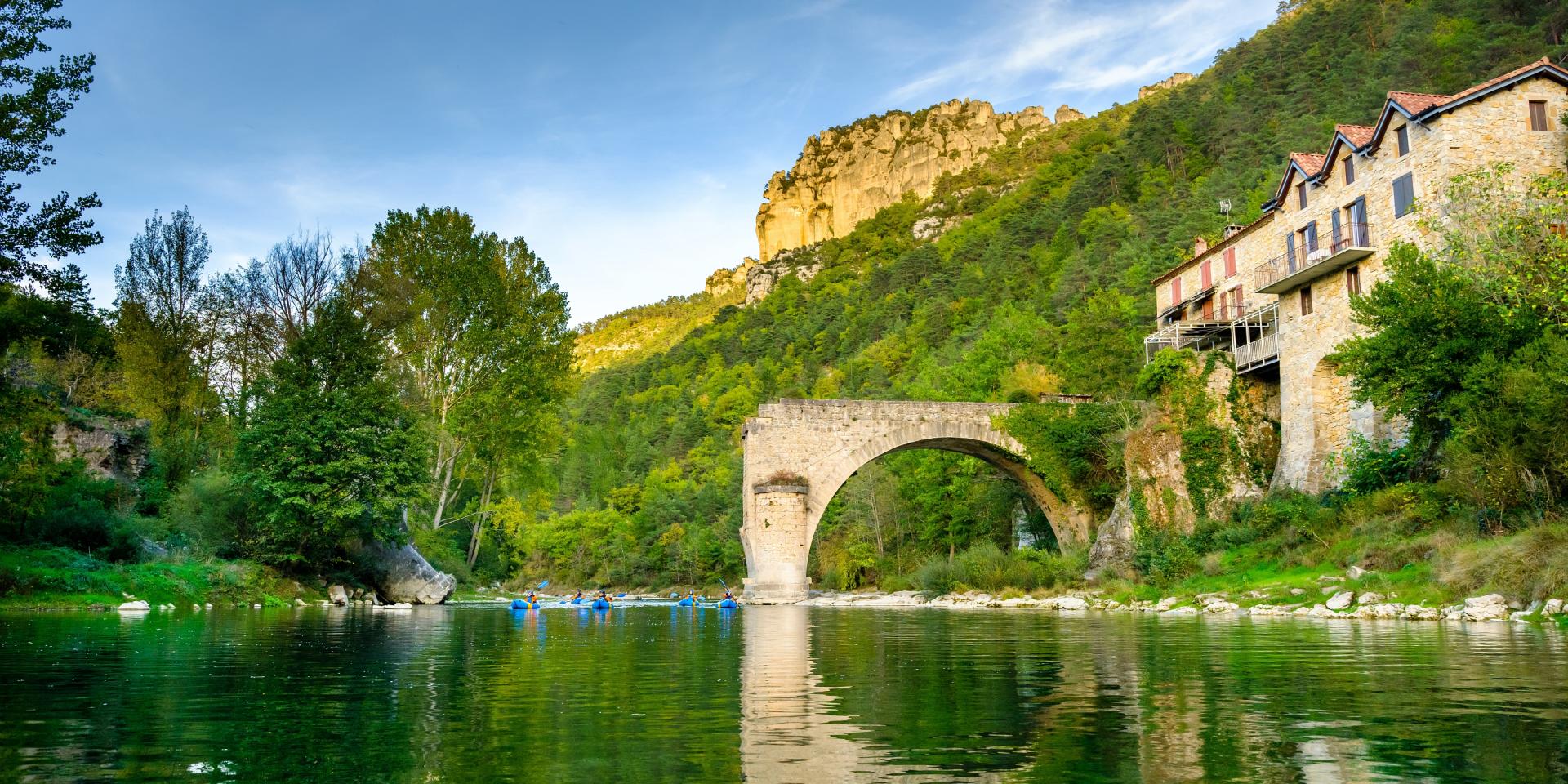 Le célèbre pont cassé du Rozier au couché de soleil