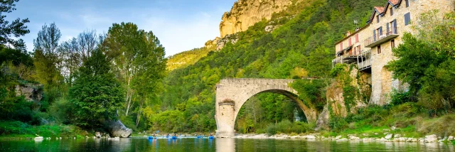 Le célèbre pont cassé du Rozier au couché de soleil