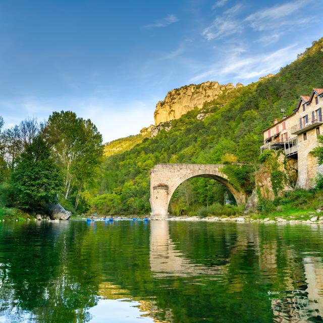 Le célèbre pont cassé du Rozier au couché de soleil