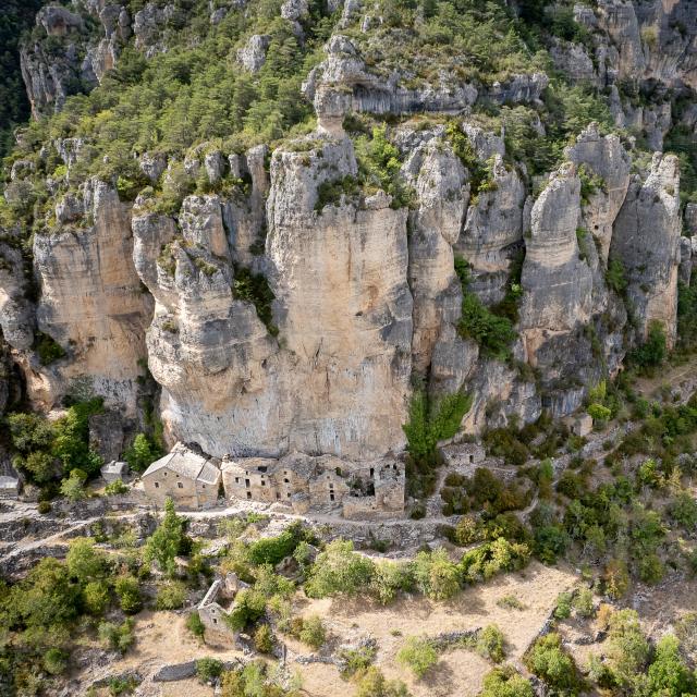 hameau troglodytique eglazines gorges du tarn