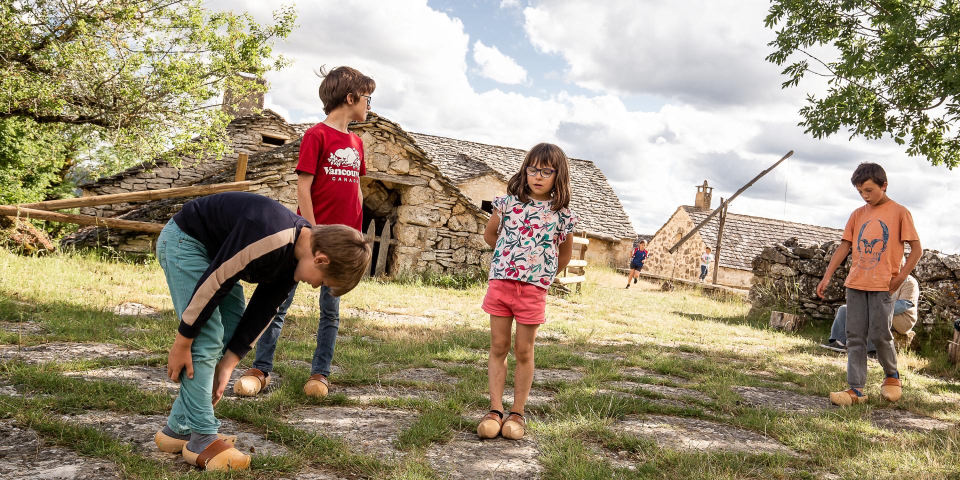 children farm caussenarde d'autrefois causse méjean