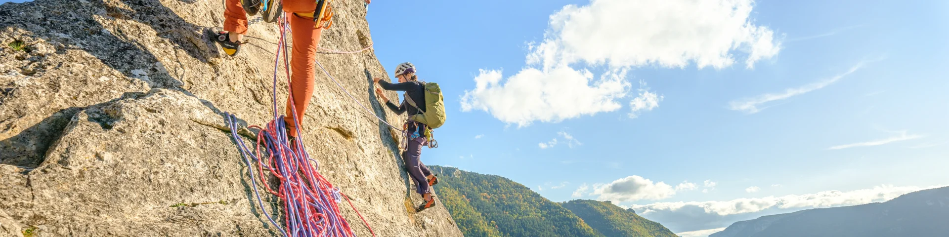 Escalade sur le Roc Aiguille au dessus des Gorges du Tarn avec guide.