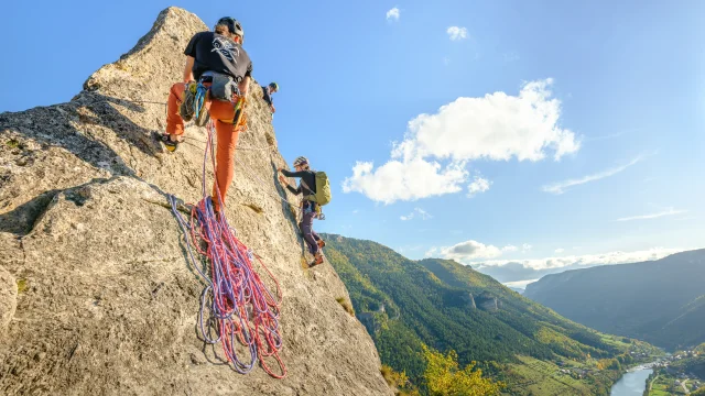 Escalade sur le Roc Aiguille au dessus des Gorges du Tarn avec guide.