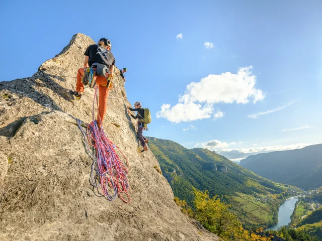 Escalade sur le Roc Aiguille au dessus des Gorges du Tarn avec guide.