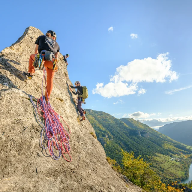 Escalade sur le Roc Aiguille au dessus des Gorges du Tarn avec guide.