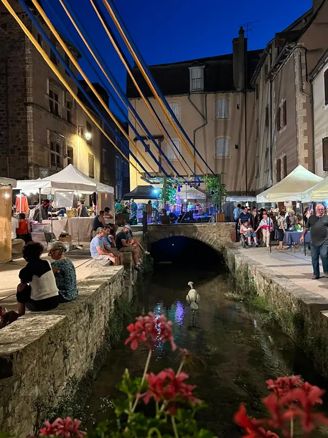 Marché Nocturne de La Canourgue sur la place des lavandières