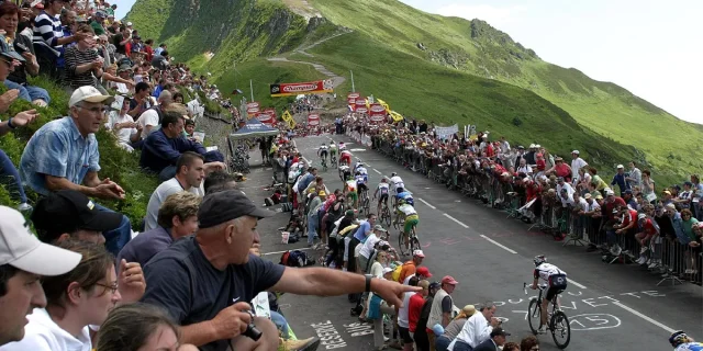 Passage Du Tour Au Pas De Peyrol En 2004 Maxppp Thierry Lindauer