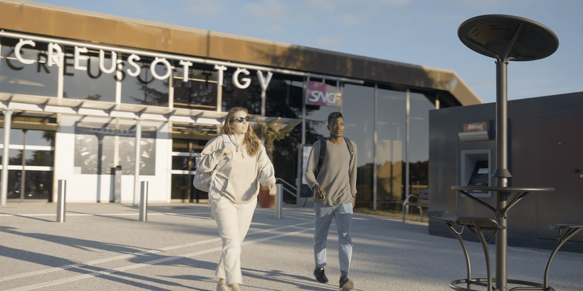 (compresse)voyageurs_sortie-gare_le_Creusot_TGVLaBourgogne-BFCTourisme-InnoveoCommunication