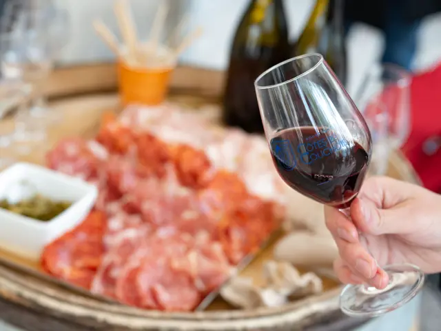 proeverij van wijnen en lokale producten