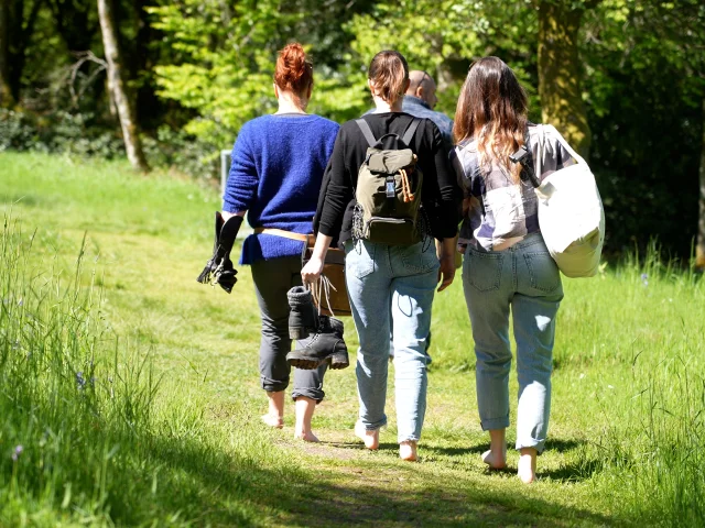 Randonnée pieds nus avec l'Echappée Morvan d'Ailes