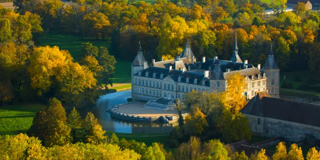 schloss von sully in burgund